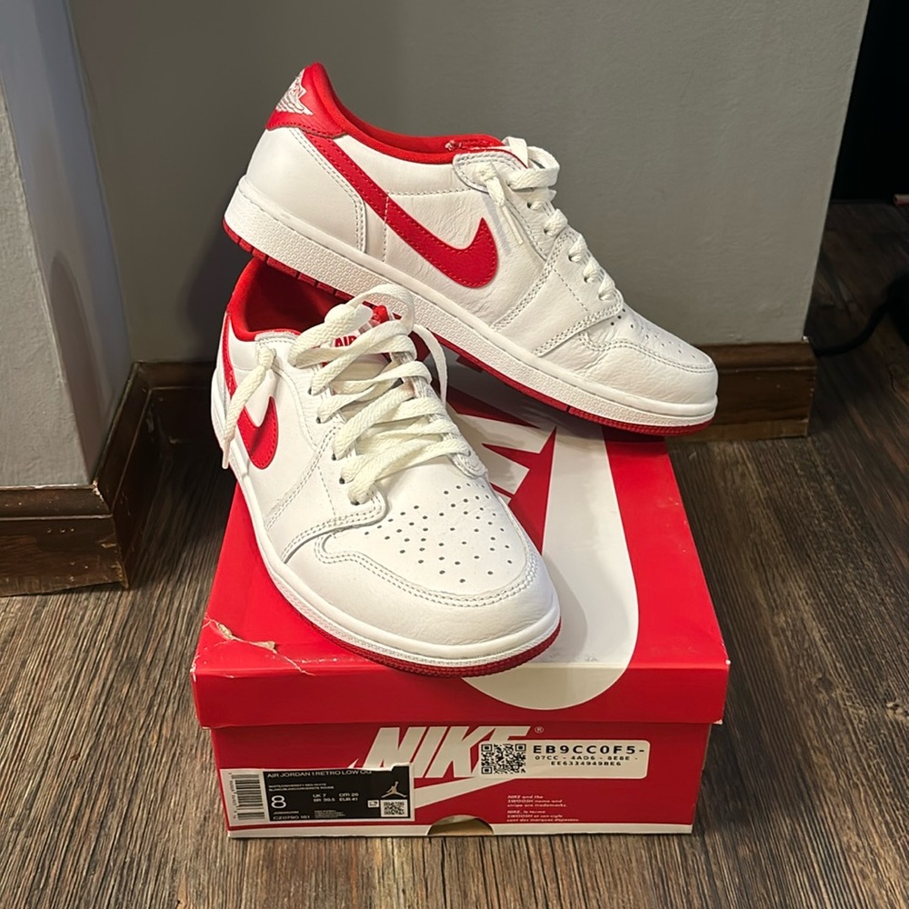 Jordan Air 1 Low OG. Men’s size 8. White/University Red-white